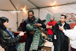 Jon Jones tặng hơn 500 áo ấm cho người vô gia cư nhân dịp Giáng Sinh