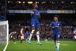 Chelsea hưởng lợi khi Abraham sánh ngang thành tích của Lampard