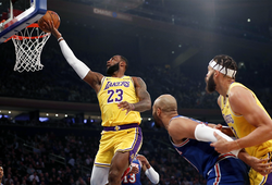 LeBron James tiệm cận Kobe Bryant, cùng Davis đưa Lakers đến chiến thắng