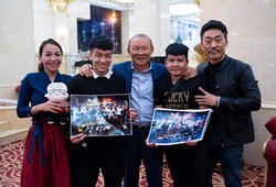 HLV Park Hang-seo lì xì may mắn hai võ sĩ sắp tranh đai WBO châu Á