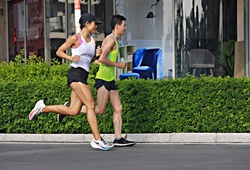 Cuồng chân vì giải chạy bị hoãn, dân chạy bộ đua nhau chạy dài cuối tuần