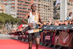 Đồng đội “Thần gió Kenya” Eliud Kipchoge phá sâu kỷ lục thế giới chạy 5km