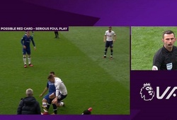 CĐV Chelsea nổi giận về VAR khi ngôi sao Tottenham thoát thẻ đỏ