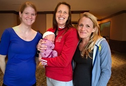 Hai phụ nữ mang bầu và bà mẹ sinh con 4 tuần tham dự Olympic Marathon Trials