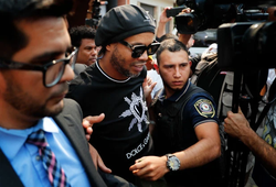 Ronaldinho nói gì trong 8 giờ thẩm vấn sau khi bị tạm giữ ở Paraguay?