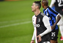 Ronaldo giả vờ bắt tay 5 CĐV khi Juventus đá với Inter không khán giả