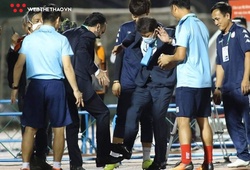 Hai ông thầy người Italy và Hàn Quốc ở V.League “bắt chân” chào nhau giữa mùa COVID-19