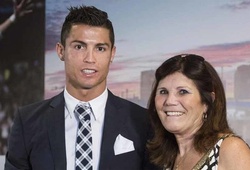 Hình ảnh Ronaldo đón mẹ được xuất viện sau khi đột quỵ