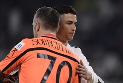 Ronaldo tức giận không đổi áo sau khi sút hỏng phạt đền