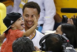 Không thể tập bóng, Steph Curry trở thành thầy giáo cho con gái