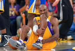Ngày này năm xưa: Kobe Bryant rách gân gót chân và minh chứng cho sự quả cảm