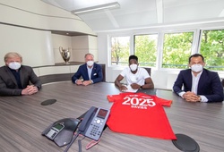 Bayern Munich gây chú ý với buổi lễ gia hạn hợp đồng chuẩn “phong cách” thời COVID-19