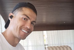 Ronaldo chia sẻ hình ảnh nuông chiều con cái khi trở lại Italia