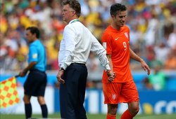 Van Persie bị ăn tát khi từ chối rời sân ở World Cup 2014