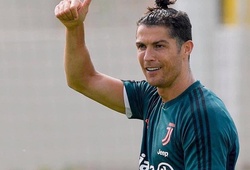 Ronaldo khoe vóc dáng và thể lực sung mãn trên sân tập