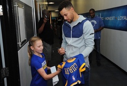 Tan chảy với cử chỉ phi thường của Steph Curry dành cho fan nhí