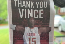Ông chủ Atlanta Hawks mua nguyên một trang báo để tri ân Vince Carter