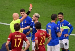 Italia chấm dứt chuỗi bất bại dài nhất thế giới khi chơi 10 người