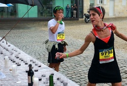 Giải marathon kỳ lạ với 23 điểm dừng… tiếp rượu