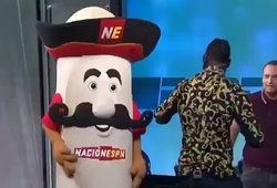 Deontay Wilder đấm sấp mặt mascot trên sóng truyền hình