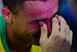 Hậu vệ Man City rời sân trong nước mắt vì dính chấn thương nặng