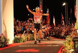 "Người thép" 86 tuổi lập kỷ lục 17 giờ hoàn thành Ironman Kona