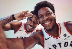 Nghẹn ngào khi Kyle Lowry vẫn thực hiện động tác thường làm cùng DeMar DeRozan, nhưng lần này là với bức tường