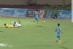 Video độc lạ: Thủ môn Tuấn Mạnh bỏ bóng bắt người khiến Sanna Khánh Hòa BVN chịu penalty