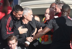 Bị trợ lý HLV Sarri khiêu khích, Mourinho nổi đoá định tái hiện hình ảnh tay đấm Khabib lao vào đội McGregor 