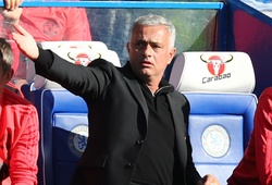 Lộ đội hình chính gặp Chelsea, Jose Mourinho điên tiết quyết tìm cho được "nội gián"