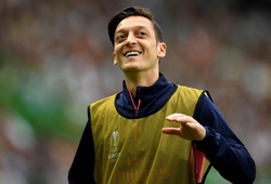 Bất ngờ với cách Mesut Ozil phản ứng khi bị chỉ trích “lười biếng”