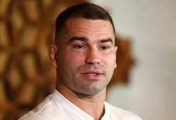 Artem Lobov không thèm cầm tiền phạt lố cân của Michael Johnson