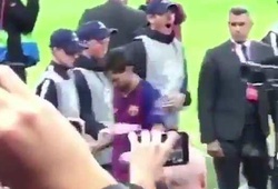 Messi khiến cậu bé nhặt bóng “đứng hình” với cử chỉ bất ngờ
