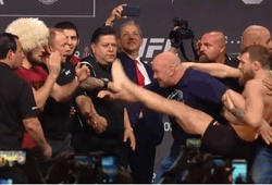 Conor McGregor tung chân đá Khabib Nurmagomedov trong buổi Official Weigh-in UFC 229