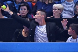 Cristiano Ronaldo đón hụt bóng trong trận Djokovic thắng Isner ở ATP Finals