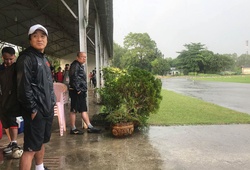 Trời “trở chứng” mưa to gió lớn, ĐT Việt Nam suýt hủy buổi tập quan trọng ở Myanmar