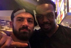 Jon Jones đã truyền "tuyệt chiêu" gì cho Mike Perry?