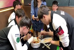 Cận cảnh SKT T1 tranh nhau đồ ăn, đàn em chỉ biết ngồi nhìn 