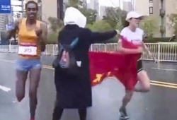 VĐV marathon Trung Quốc bị chỉ trích khi rút đích cùng đối thủ châu Phi