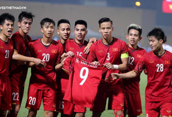 Xúc động khoảnh khắc các đồng đội tri ân Văn Toàn trong chiến thắng trước ĐT Campuchia