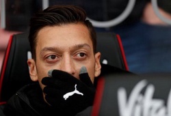 Unai Emery đang dùng “trò chơi trí óc” đối với Mesut Ozil