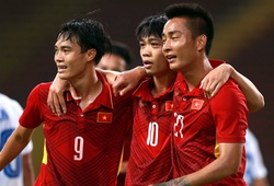 Công Phượng đi bóng qua 3 cầu thủ Philippines ghi bàn từ đường kiến tạo của Văn Toàn
