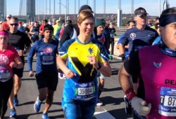 Nữ tổng thống Estonia chạy New York Marathon khiến 2 đặc vụ Mỹ "bở hơi tai" trong 4 tiếng đồng hồ