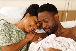 Dwyane Wade "hạ sinh" đứa con gái đầu lòng ở tuổi 36 