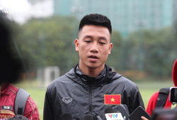 Huy Hùng kêu gọi đồng đội tập trung trong tình huống cố định ở trận chung kết lượt về AFF Cup 2018