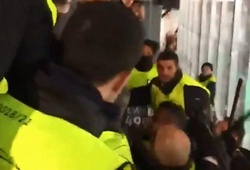 Sốc với cảnh nhân viên an ninh Barcelona quật dùi cui tới tấp CĐV Tottenham