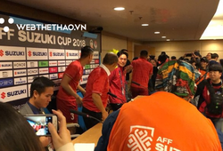 Chung Kết AFF Cup 2018: Quế Ngọc Hải "cầm đầu" nhóm cầu thủ làm náo loạn phòng họp báo