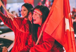NHM cả nước xuống đường "đi bão" mừng chức vô địch AFF Cup 2018 của ĐT Việt Nam