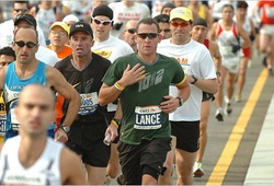 Cua-rơ gây tranh cãi Lance Armstrong tái xuất trên đường đua... marathon 
