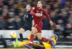 Đua tốc độ với “cầu thủ nhanh nhất Premier League", Van Dijk khiến CĐV phát cuồng